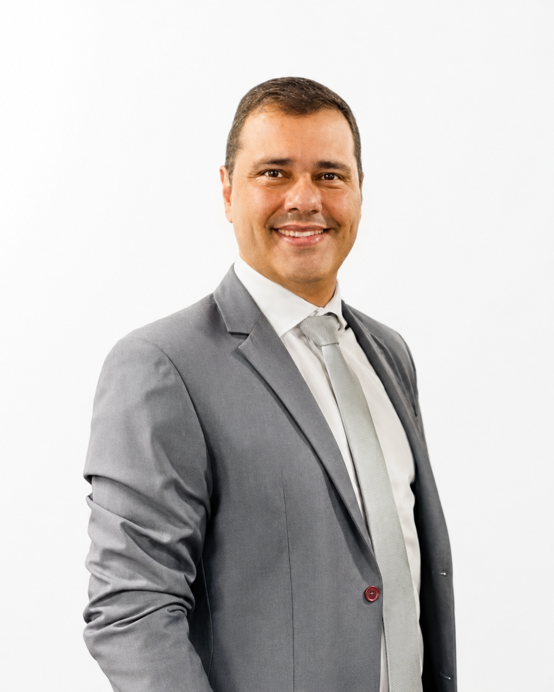 Dr. Rodrigo Nascimento, advogado, em terno cinza
